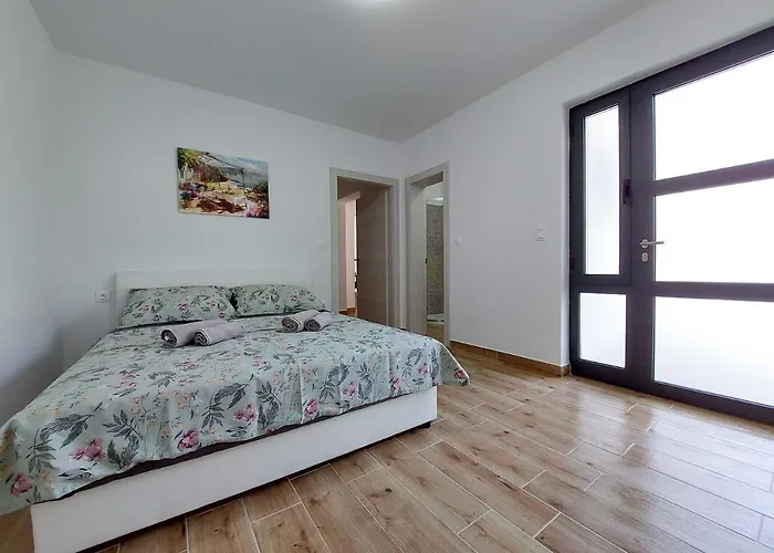 Apartament And Anne