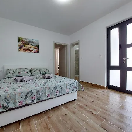 Apartament And Anne
